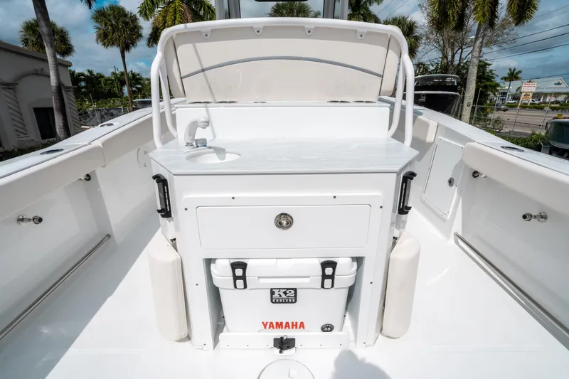 Slide: The Image of 2025 Sea Hunt Ultra 275 SE boat interior with console and Yamaha cooler. - 15