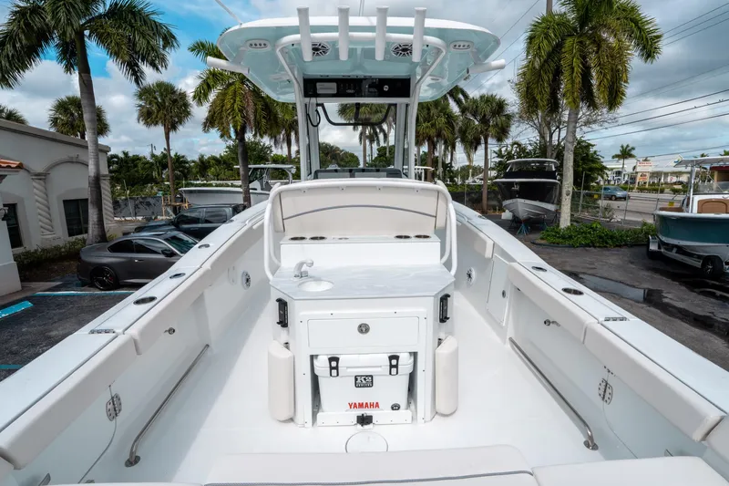 Slide: The Image of 2025 Sea Hunt Ultra 275 SE boat interior with Yamaha engine, parked near palm trees. - 9