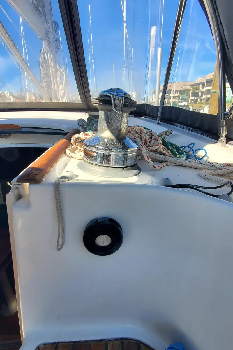 Slide: The Image of Beneteau Oceanis 44 CC 1999 sailboat cockpit with winch and ropes. - 46