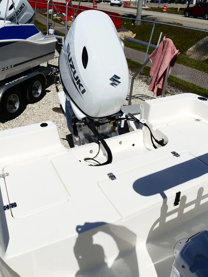 Slide: The Image of Bulls Bay 2000 boat seat, beige and white upholstery, 2025 model. - 24