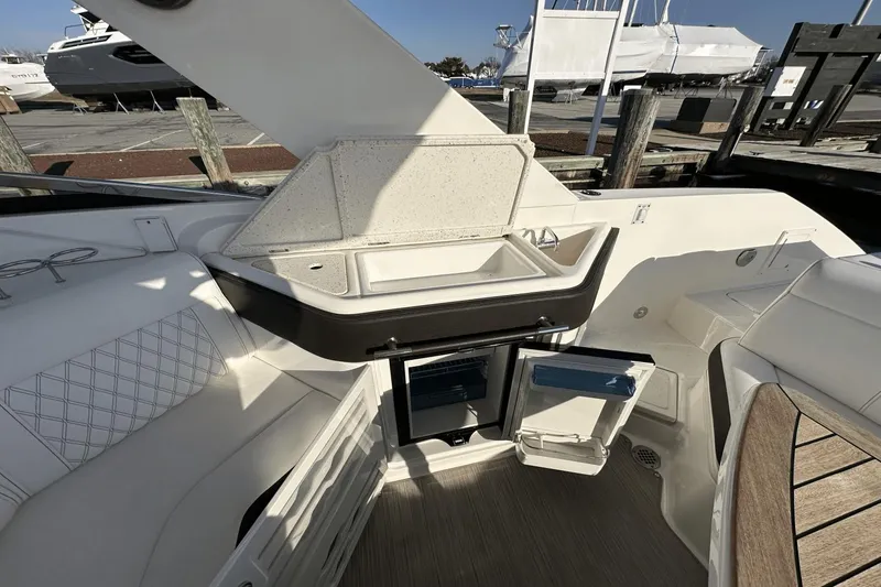 Slide: The Image of Sea Ray SLX 310 OB 2019 - 22