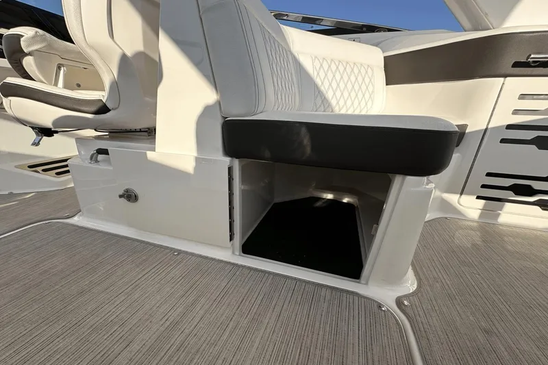 Slide: The Image of Sea Ray SLX 310 OB 2019 - 23