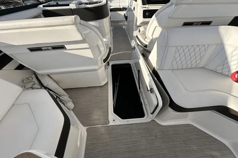 Slide: The Image of Sea Ray SLX 310 OB 2019 - 24