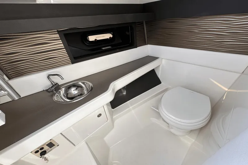 Slide: The Image of Sea Ray SLX 310 OB 2019 - 35