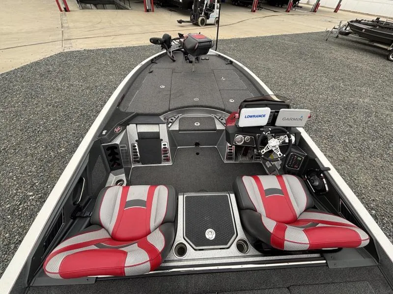 Slide: The Image of 2018 Ranger Z520L boat interior with red seats and navigation equipment. - 9