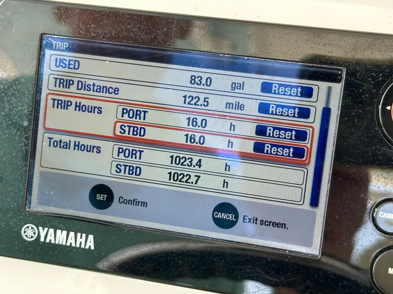 Slide: The Image of Yamaha boat display showing trip and total hours for Regulator 28FS, 2014 model. - 39