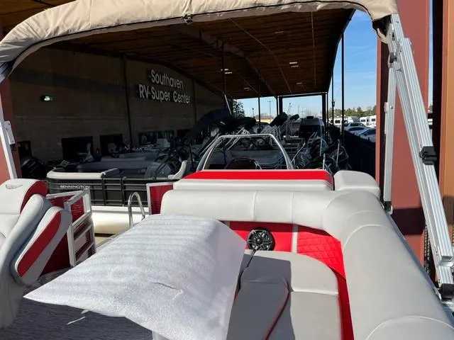Slide: The Image of 2025 Bennington 21L Cruise pontoon boat at Southaven RV Super Center. - 13