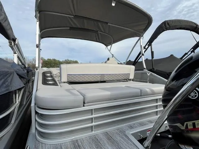 Slide: The Image of 2025 Bennington 21L SB pontoon boat with canopy and cushioned seating. - 7
