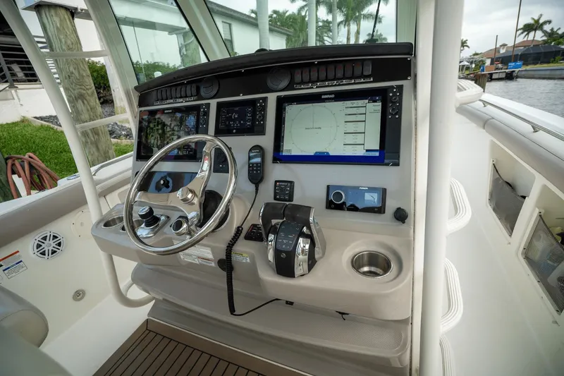Slide: The Image of Boston Whaler 350 Outrage 2015 - 18