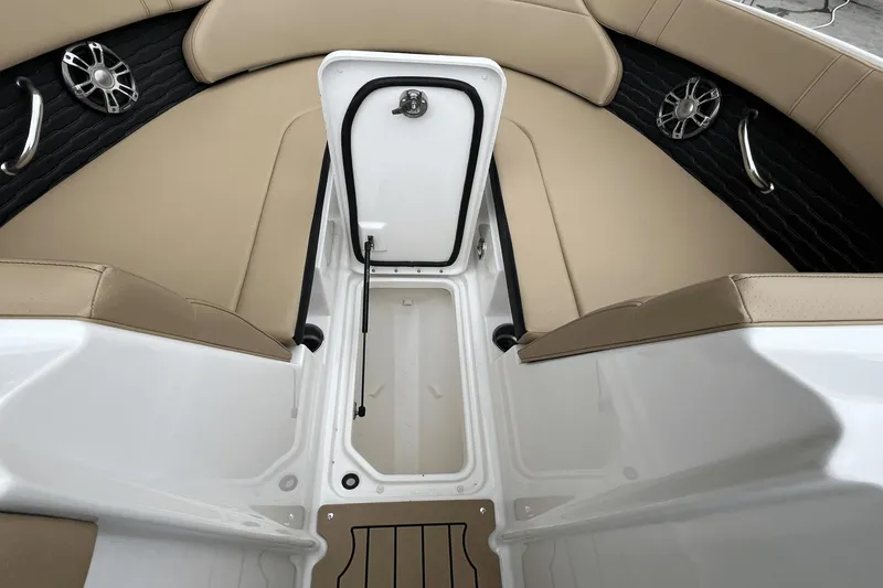 Slide: The Image of Sea Ray 230 SPX-OB 2022 - 14