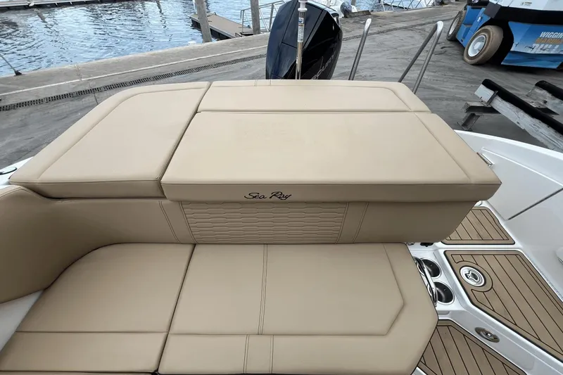 Slide: The Image of Sea Ray 230 SPX-OB 2022 - 16