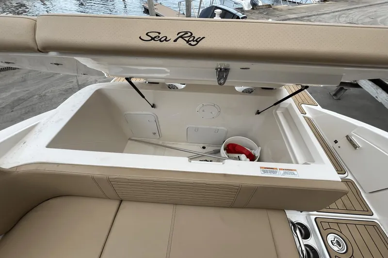 Slide: The Image of Sea Ray 230 SPX-OB 2022 - 17