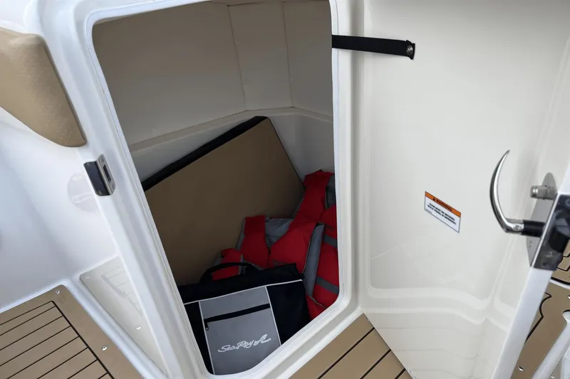 Slide: The Image of Sea Ray 230 SPX-OB 2022 - 18