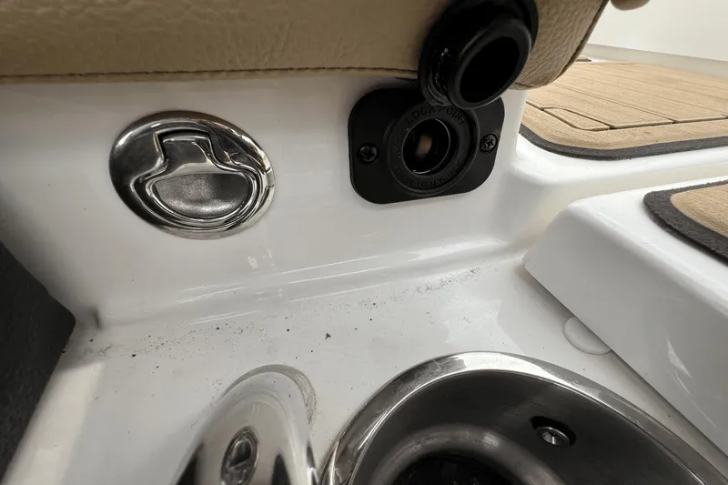 Slide: The Image of Sea Ray 230 SPX-OB 2022 - 19