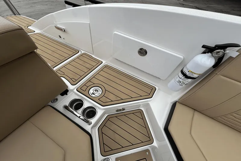 Slide: The Image of Sea Ray 230 SPX-OB 2022 - 20