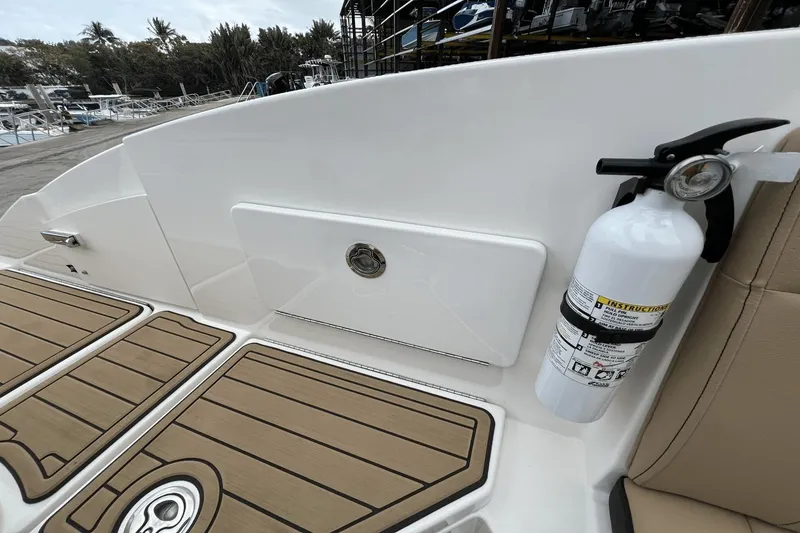 Slide: The Image of Sea Ray 230 SPX-OB 2022 - 21