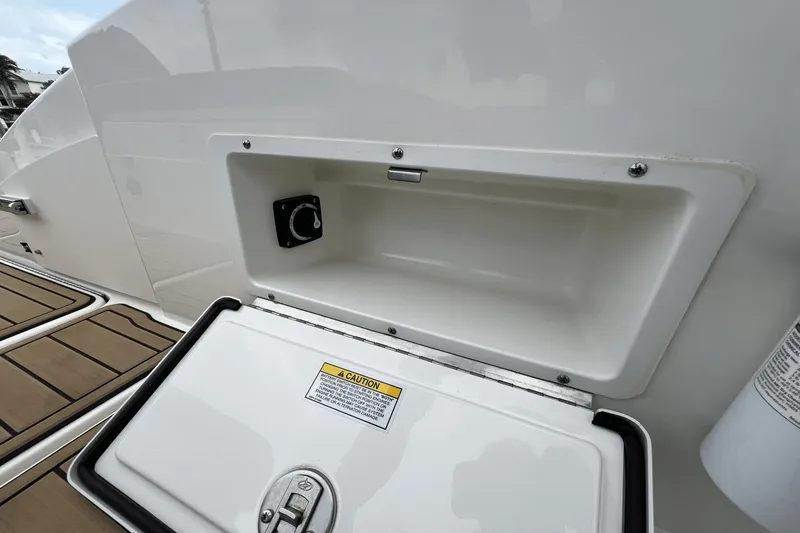 Slide: The Image of Sea Ray 230 SPX-OB 2022 - 22