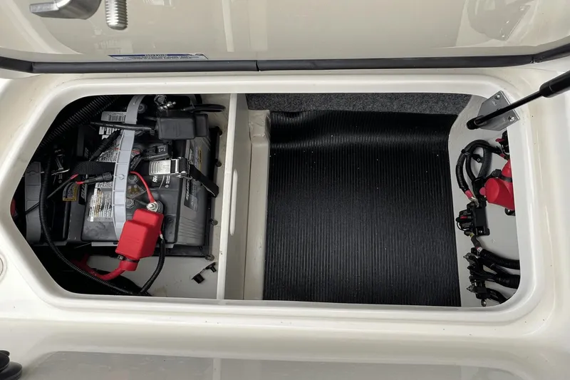 Slide: The Image of Sea Ray 230 SPX-OB 2022 - 25