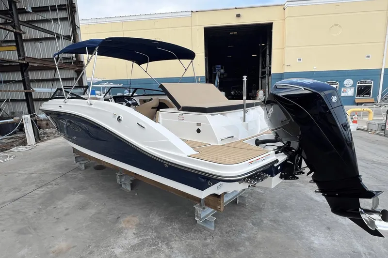 Slide: The Image of Sea Ray 230 SPX-OB 2022 - 3