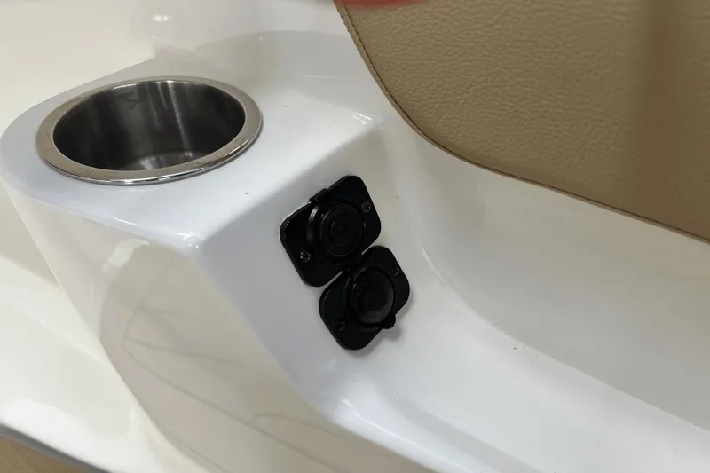 Slide: The Image of Sea Ray 230 SPX-OB 2022 - 37