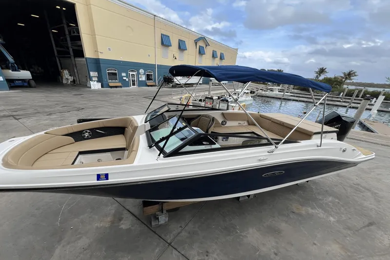 Slide: The Image of Sea Ray 230 SPX-OB 2022 - 4