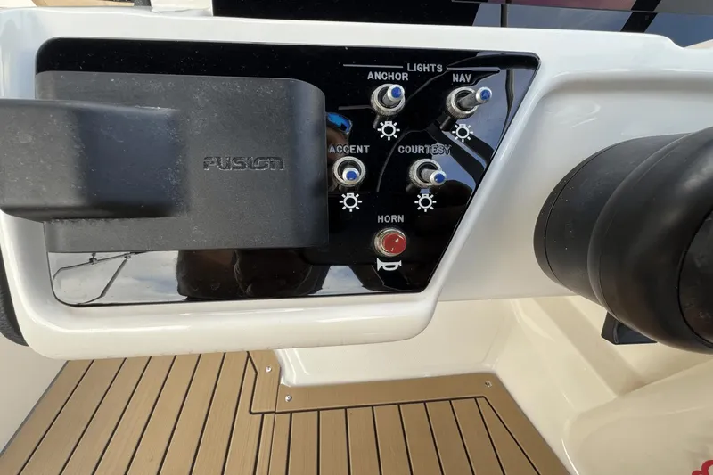 Slide: The Image of Sea Ray 230 SPX-OB 2022 - 40