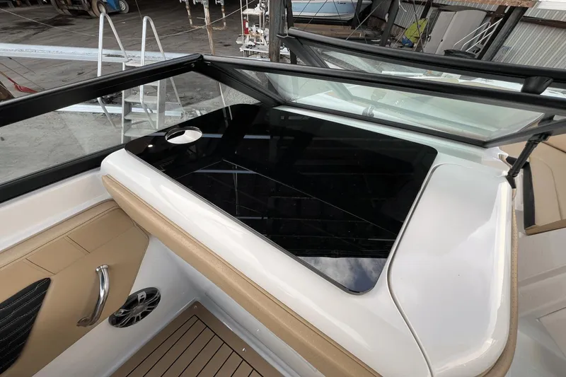 Slide: The Image of Sea Ray 230 SPX-OB 2022 - 41