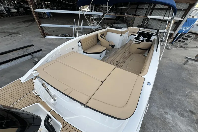 Slide: The Image of Sea Ray 230 SPX-OB 2022 - 46