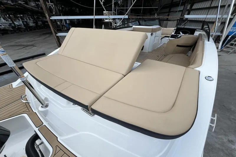 Slide: The Image of Sea Ray 230 SPX-OB 2022 - 48