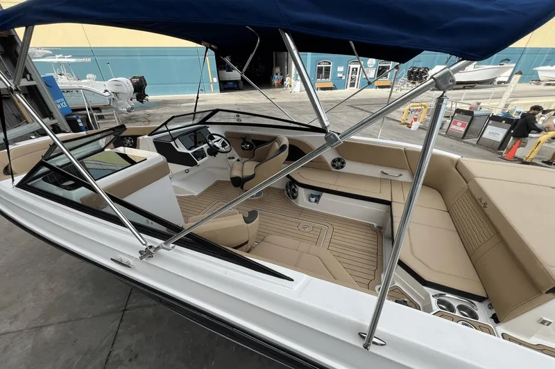 Slide: The Image of Sea Ray 230 SPX-OB 2022 - 60