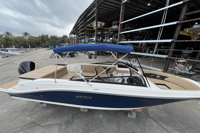 Slide: The Image of Sea Ray 230 SPX-OB 2022 - 62