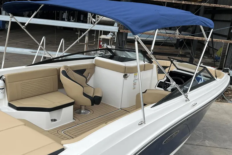 Slide: The Image of Sea Ray 230 SPX-OB 2022 - 67