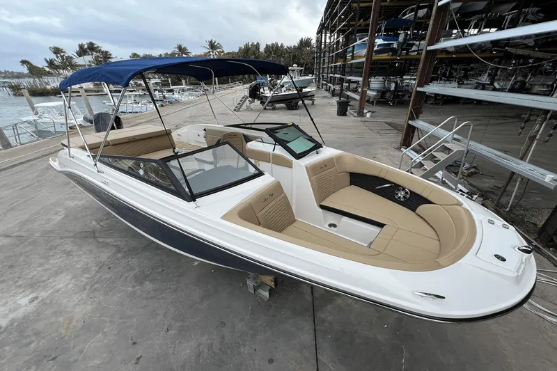 Slide: The Image of Sea Ray 230 SPX-OB 2022 - 7