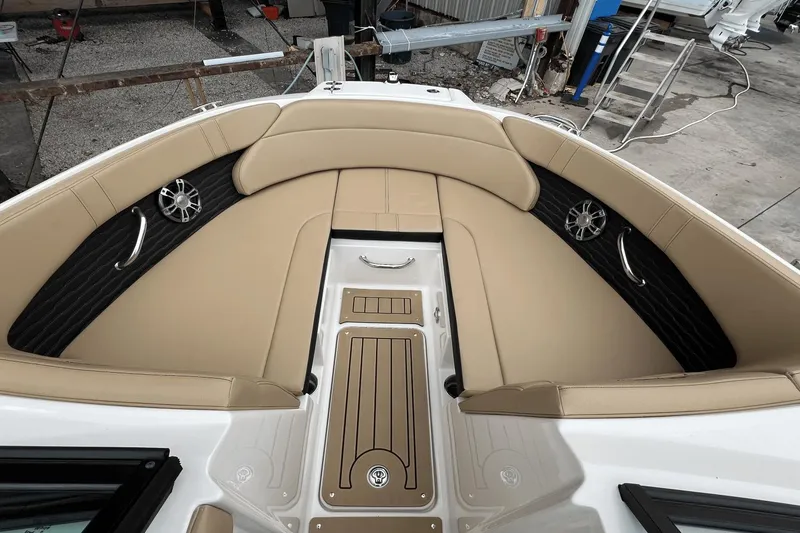 Slide: The Image of Sea Ray 230 SPX-OB 2022 - 8