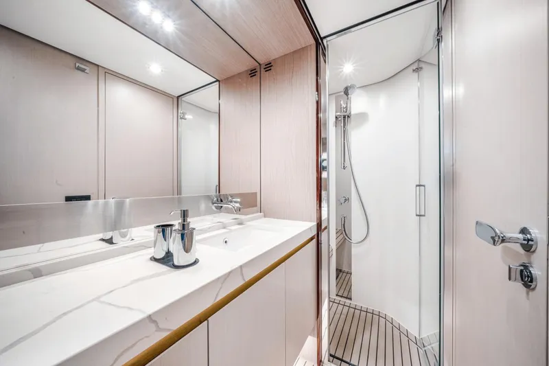 Slide: The Image of Azimut 60 Flybridge 2021 - 26