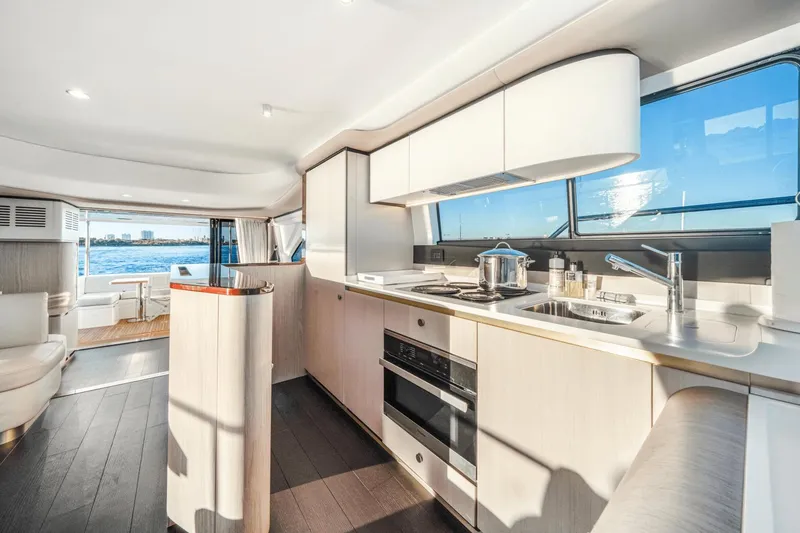 Slide: The Image of Azimut 60 Flybridge 2021 - 37