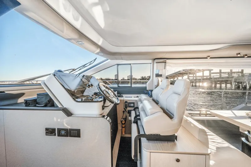 Slide: The Image of Azimut 60 Flybridge 2021 - 40