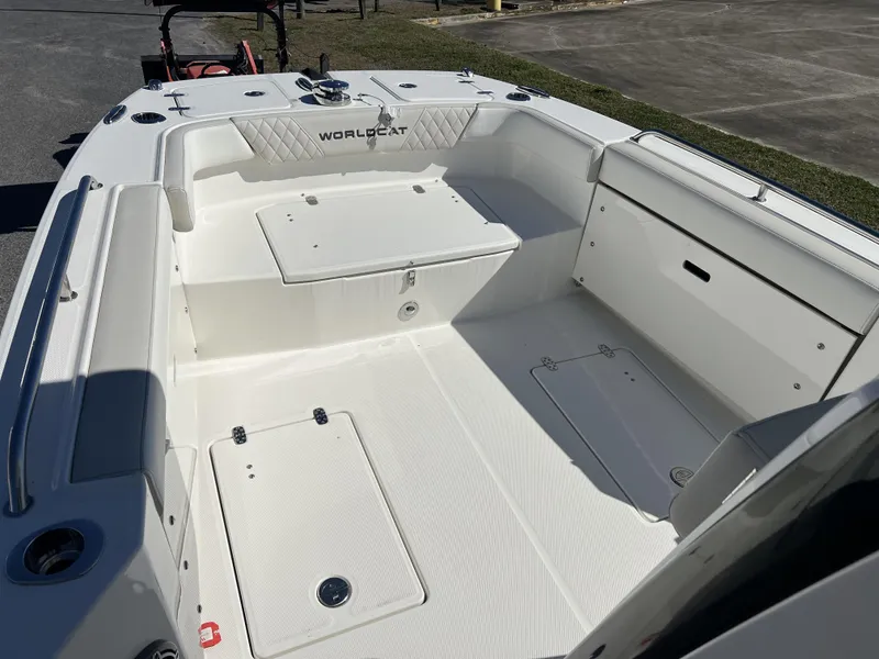 Slide: The Image of World Cat 235 TE 2025 - 14