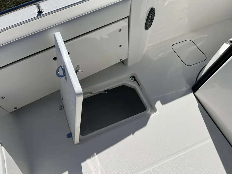 Slide: The Image of World Cat 235 TE 2025 - 15