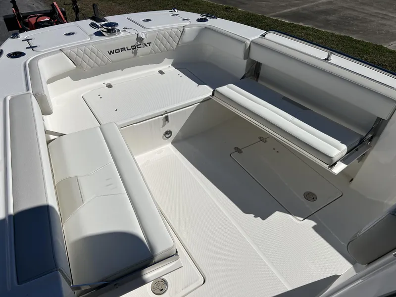 Slide: The Image of World Cat 235 TE 2025 - 7