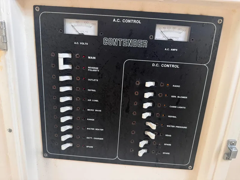Slide: The Image of Contender 35 Side Console 2004 - 14