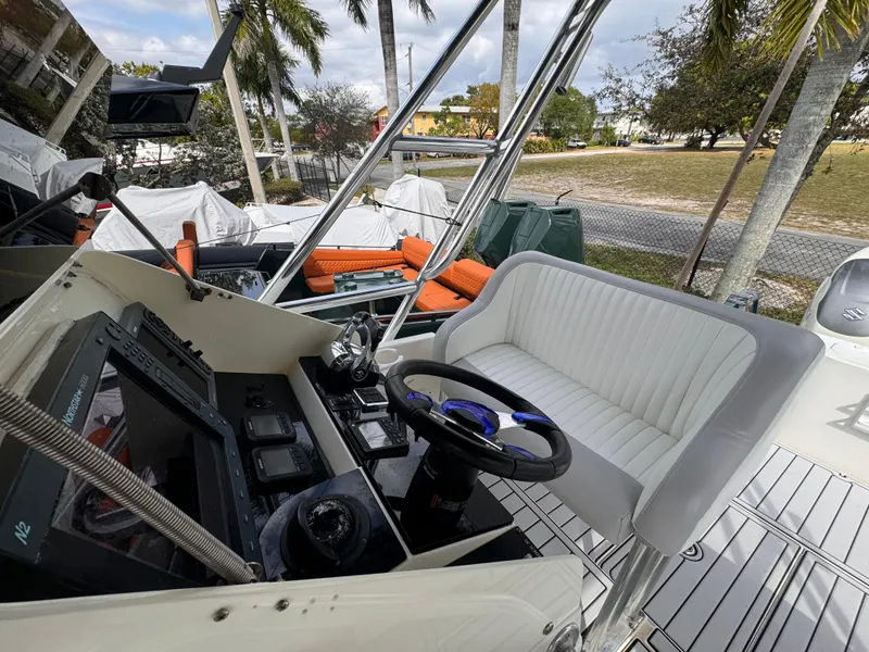 Slide: The Image of Contender 35 Side Console 2004 - 5