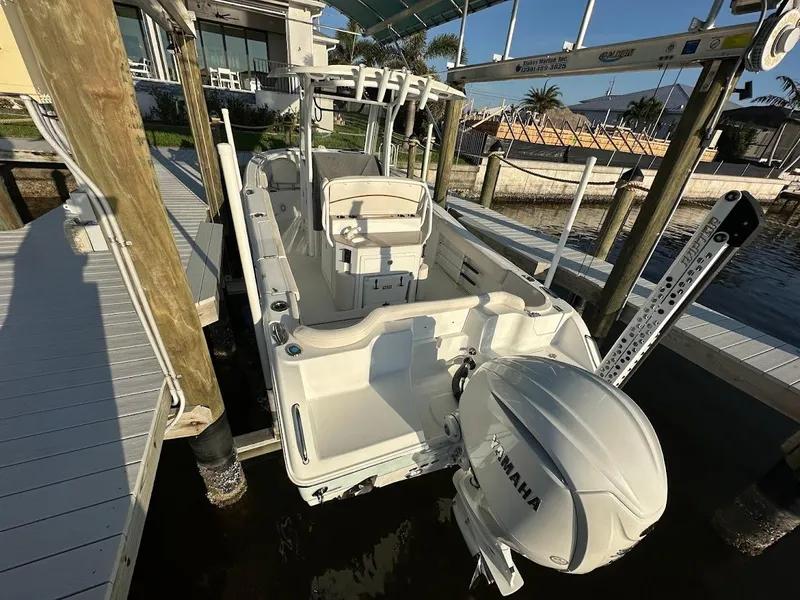 Slide: The Image of 2022 Sea Hunt Ultra 255 SE boat docked with Yamaha engine. - 17