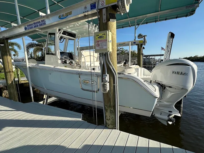 Slide: The Image of 2022 Sea Hunt Ultra 255 SE boat docked with Yamaha engine. - 4