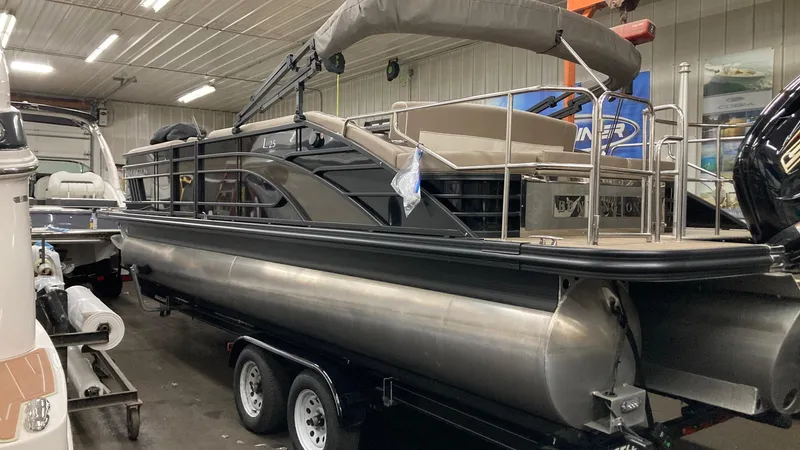 Slide: The Image of 2022 Bennington 25 LSB pontoon boat in indoor storage facility. - 5