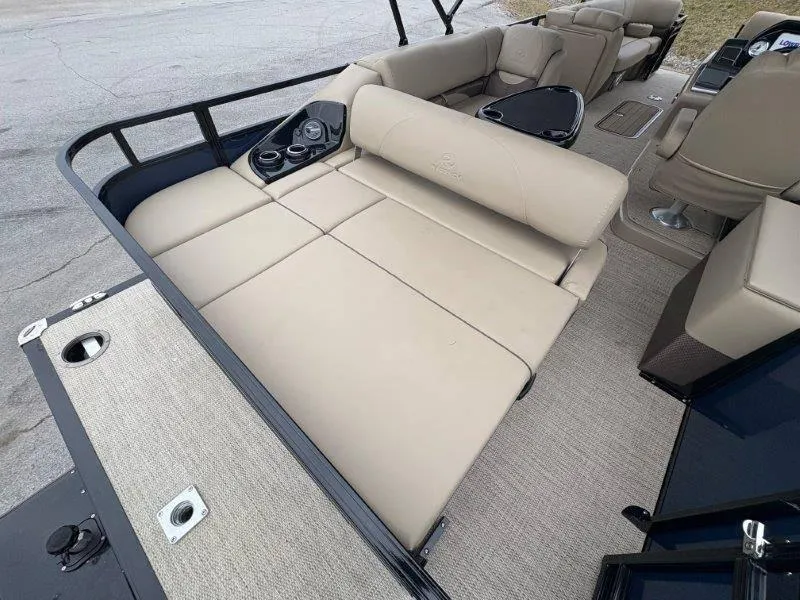 Slide: The Image of Regency 250 DL3 2020 - 64