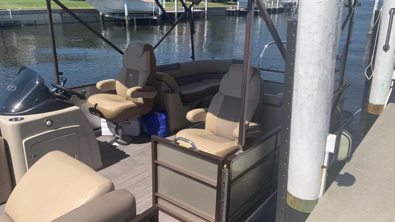 Slide: The Image of 2022 Veranda Relax VR22RC pontoon boat docked, featuring comfortable seating and modern design. - 7