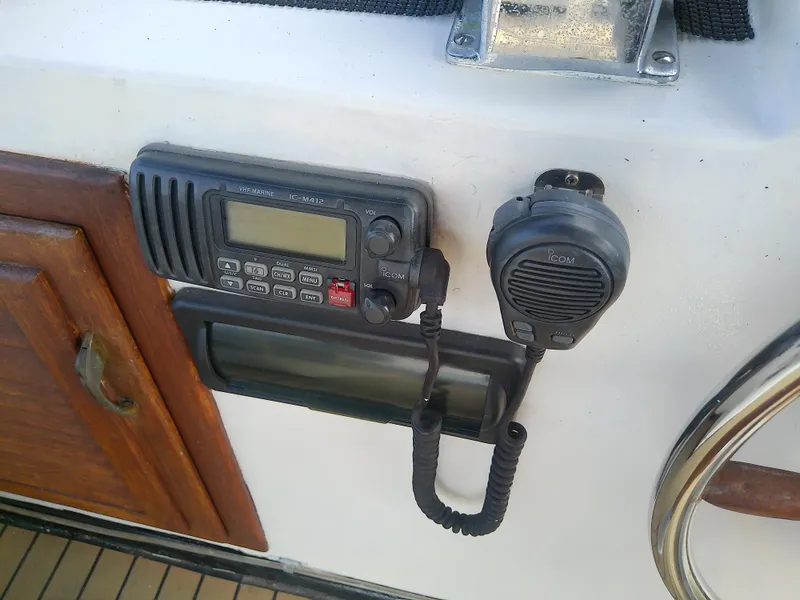 Slide: The Image of 1987 Albin 40 boat radio and microphone setup on control panel. - 43