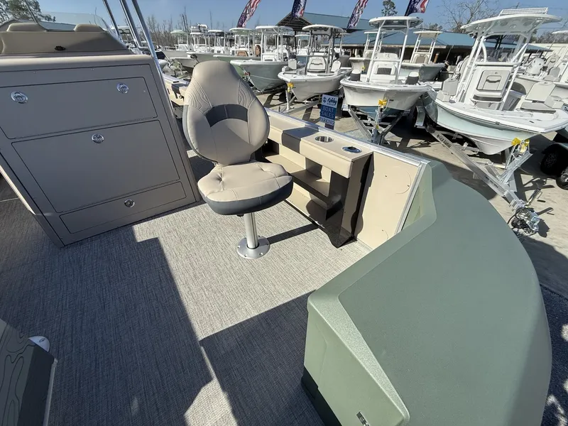 Slide: The Image of Avalon GS GEO FISH 25 T TOP-TRITOON-200HP 2025 - 9