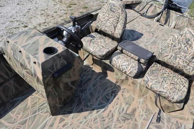 Slide: The Image of Lowe Roughneck 1860 SC Jet 2025 - 3